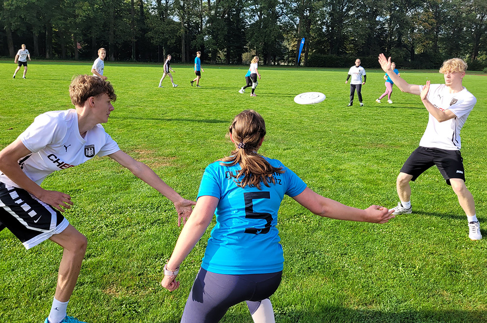 Internationales Frisbee-Turnier an der Loburg – Herr Raveaux steht Frage und Antwort!