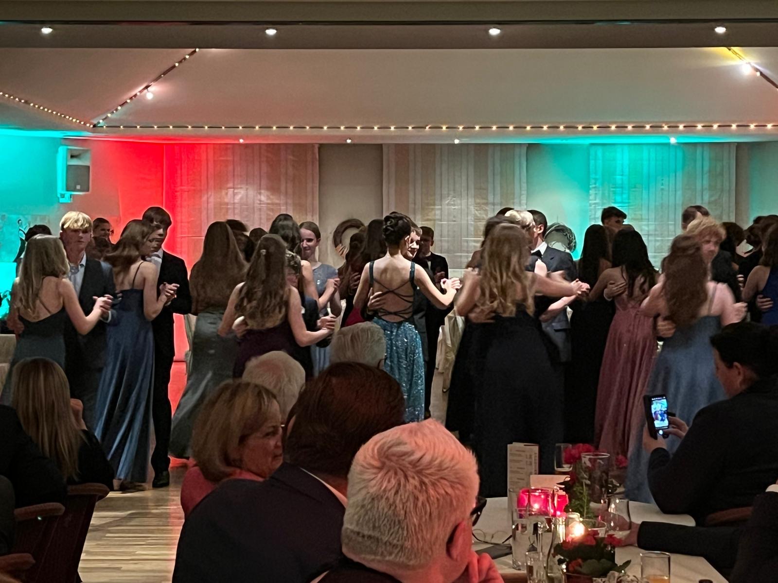 Eleganz trifft Extravaganz: Der Premierenball 2024!