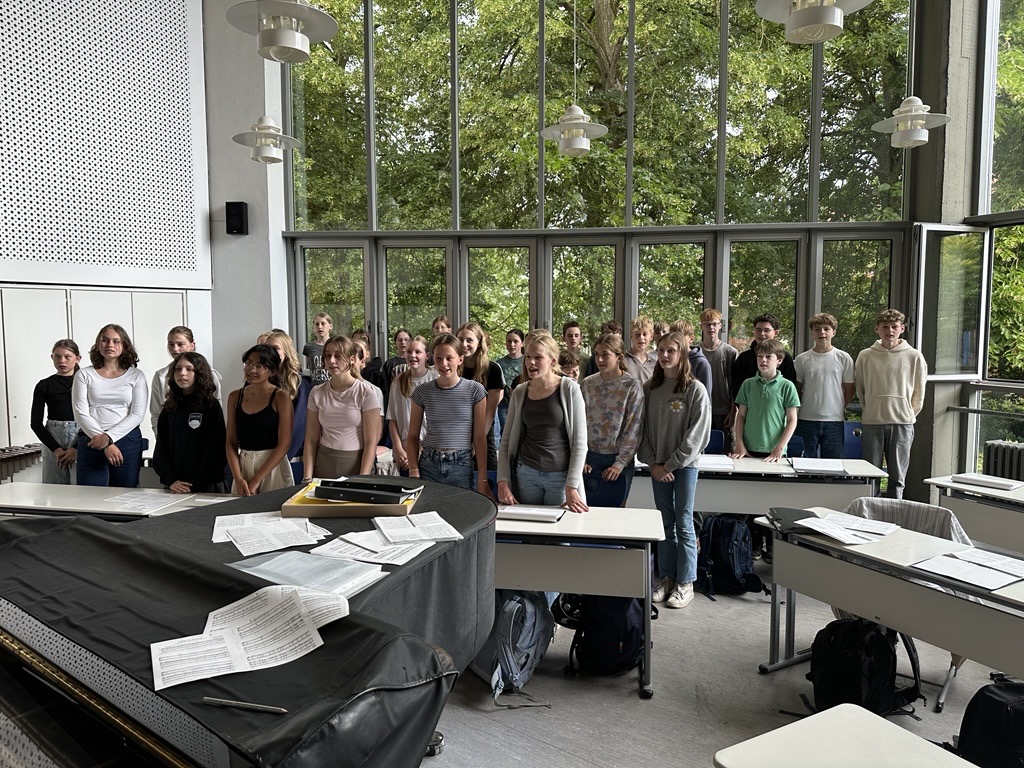 Jungs und Mädels im Jugendchor!